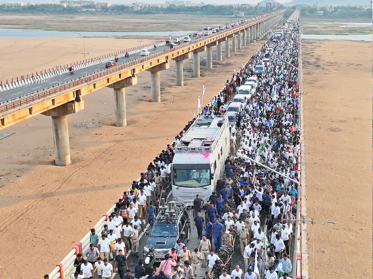 AP CM YS Jagan Mohan Reddy Memantha Siddham Bus Yatra Road Show At Vijayawada Kanaka Durga Varadhi Photos1