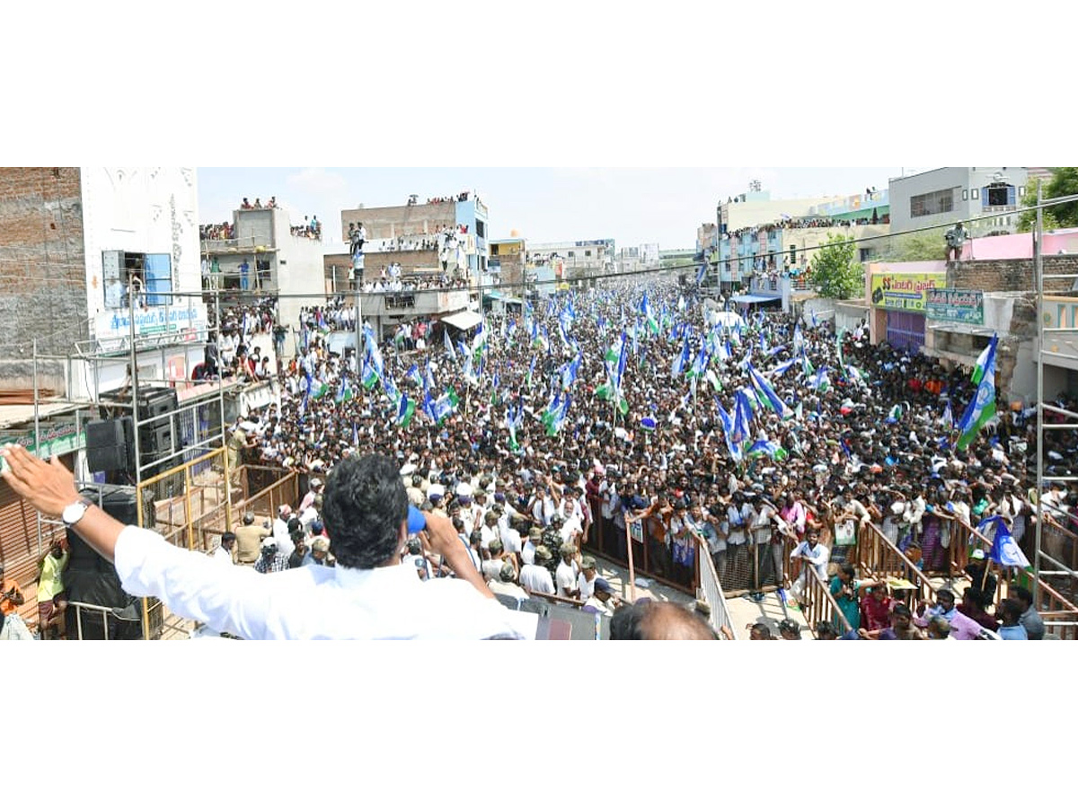 AP CM YS Jagan Public Meeting at Kalyanadurgam Photos4