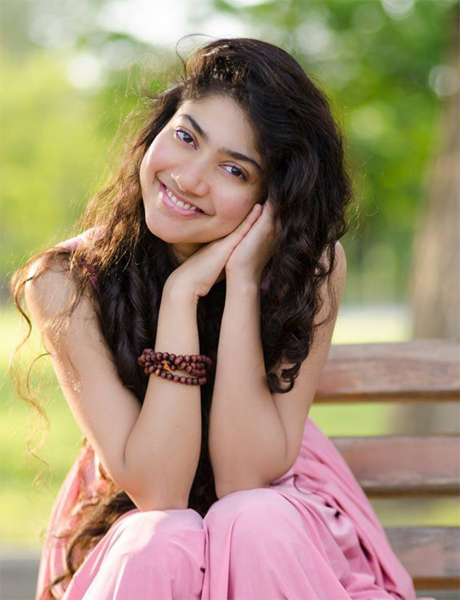 Actress Sai Pallavi Unseen and Rare Photos15