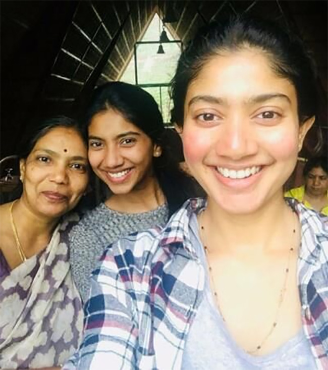 Actress Sai Pallavi Unseen and Rare Photos17