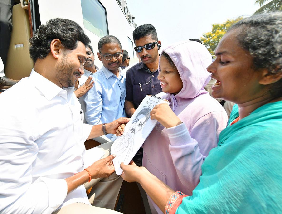 Memantha Siddham CM Jagan Bus Yatra In West Godavari Photos1