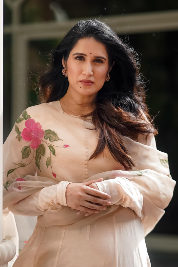 Sagarika Ghatge Amazing Hand Paintings On Dress Materials Photos Goes Viral13