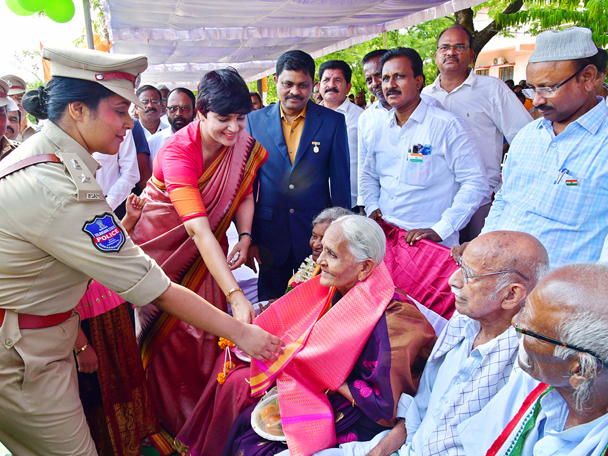 Best Photos of The Day in AP and Telangana Photo Gallery8