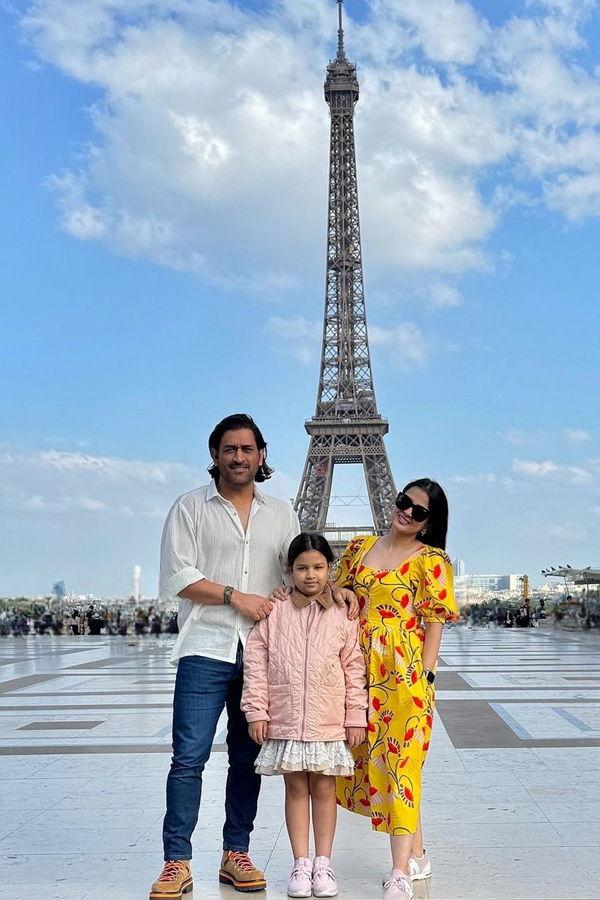 MS Dhoni With Wife Sakshi Daughter Ziva Stylish Parisian Outing Viral Pics2