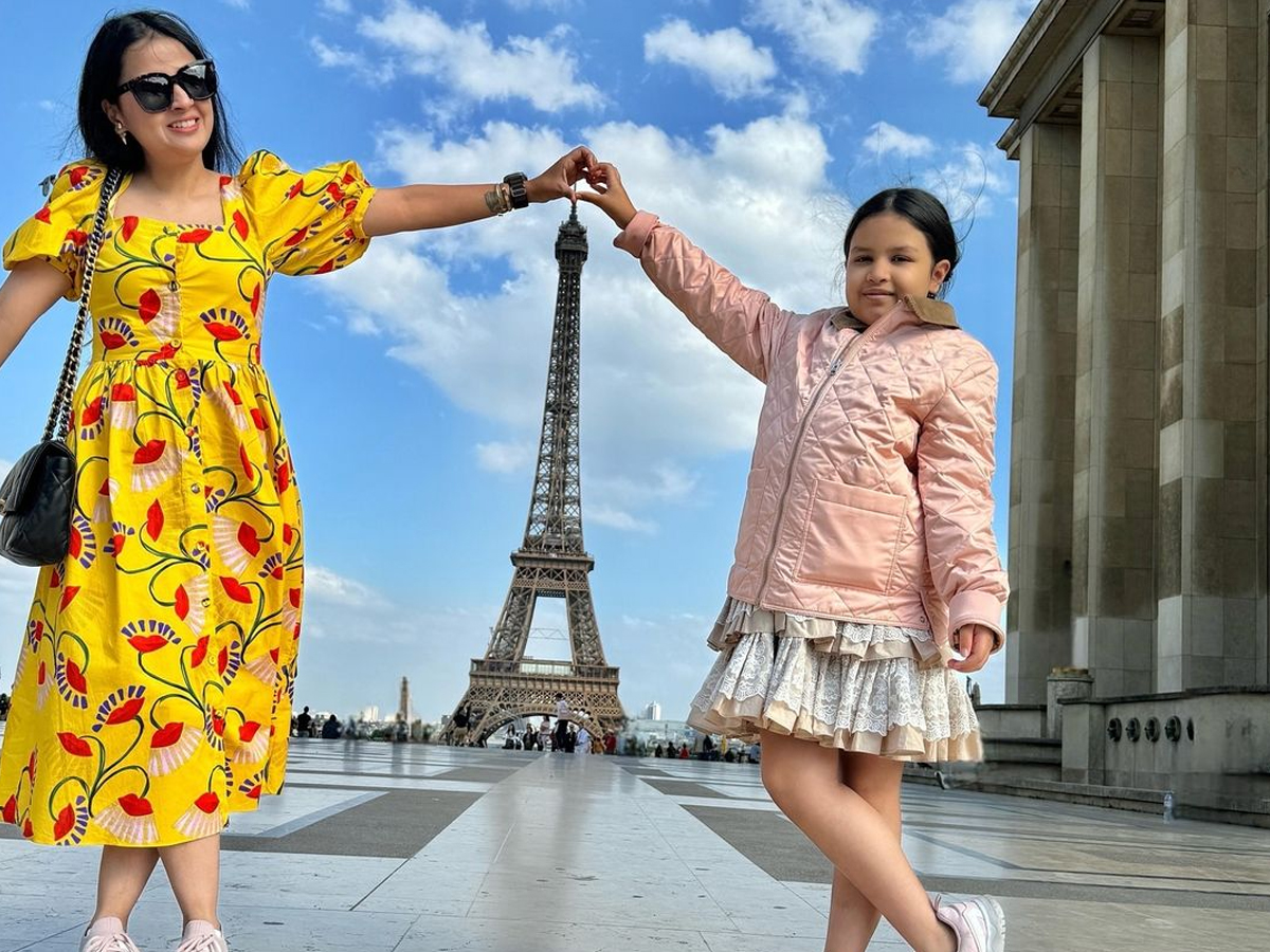 MS Dhoni With Wife Sakshi Daughter Ziva Stylish Parisian Outing Viral Pics4