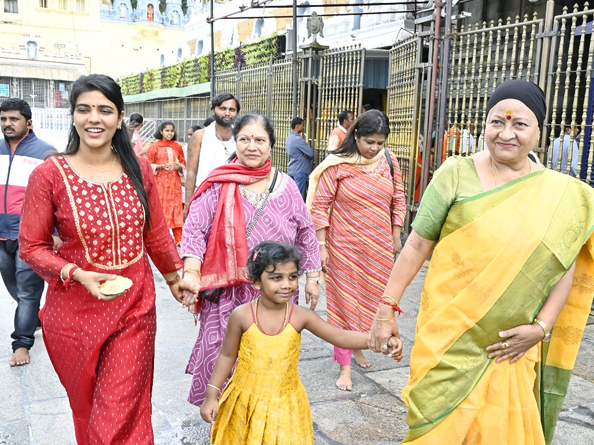 Movie Celebrities Visited Tirumala Temple Photos4