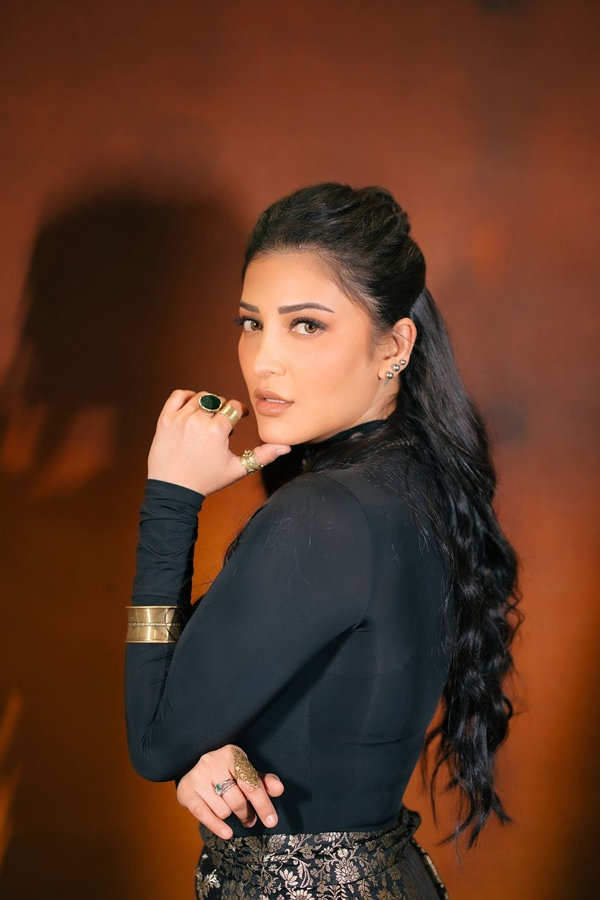 I Can Be Your Favourite Pain: Shruti Haasan Latest Photos7