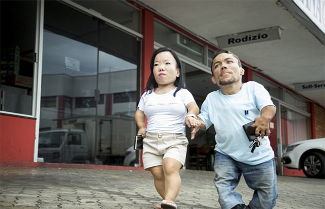 Worlds Shortest Married Couple Makes Guinness World Record10