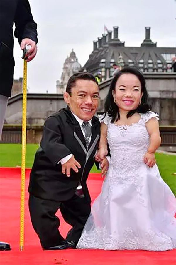 Worlds Shortest Married Couple Makes Guinness World Record4