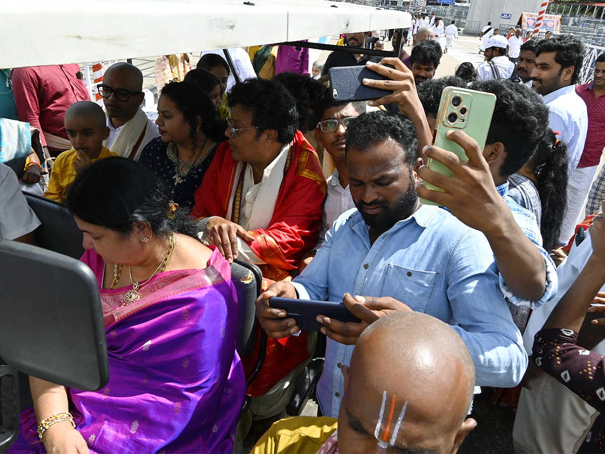 Actor Sai Kumar Family Visits Tirumala: Photos4