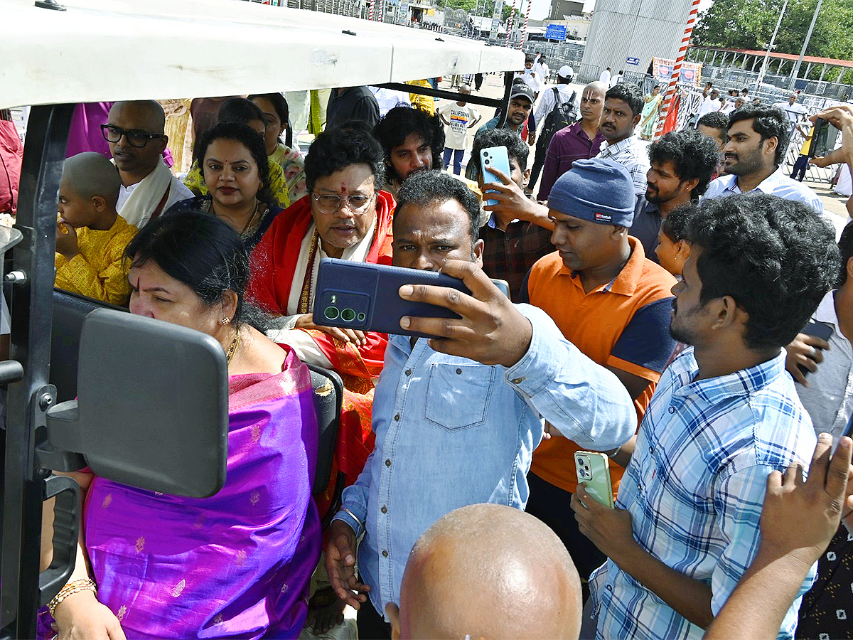 Actor Sai Kumar Family Visits Tirumala: Photos5