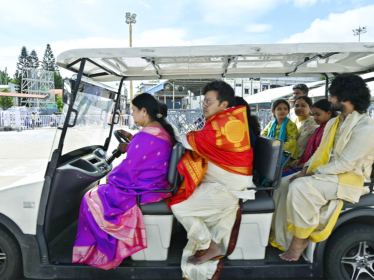 Actor Sai Kumar Family Visits Tirumala: Photos6