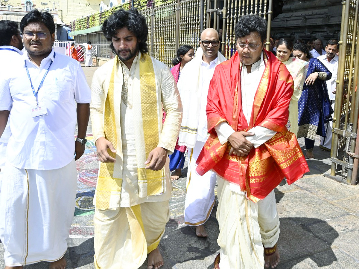 Actor Sai Kumar Family Visits Tirumala: Photos9