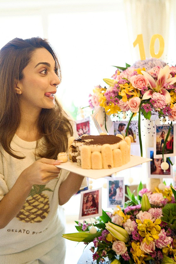 Kiara Advani Celebrates Her 10 Years In Indian Film Industry With Tiramisu Cake Photos9