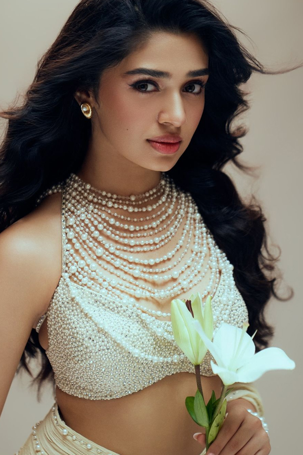 Krithi Shetty Adds A Dose Of Glamor With Pearl Necklaces Photos Viral5