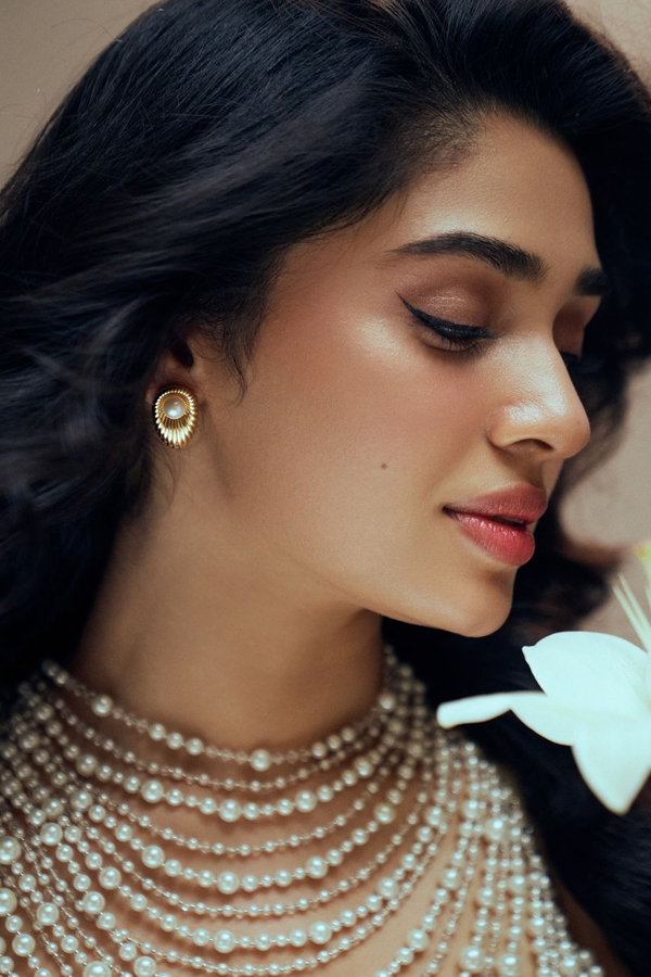 Krithi Shetty Adds A Dose Of Glamor With Pearl Necklaces Photos Viral8