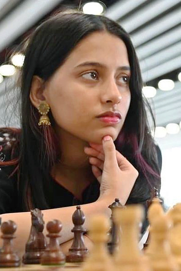 Nagpur Chess Queen Divya Deshmukh Won World Chess Juniors Pics Goes Viral Photos7