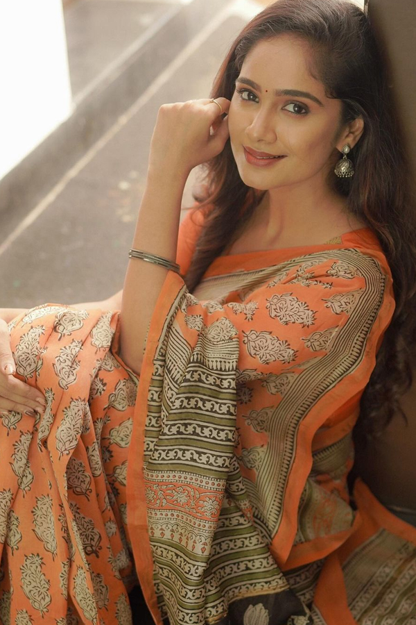 Telugu Serial Beauty Tejaswini Gowda Looks Like A Doll In Saree9