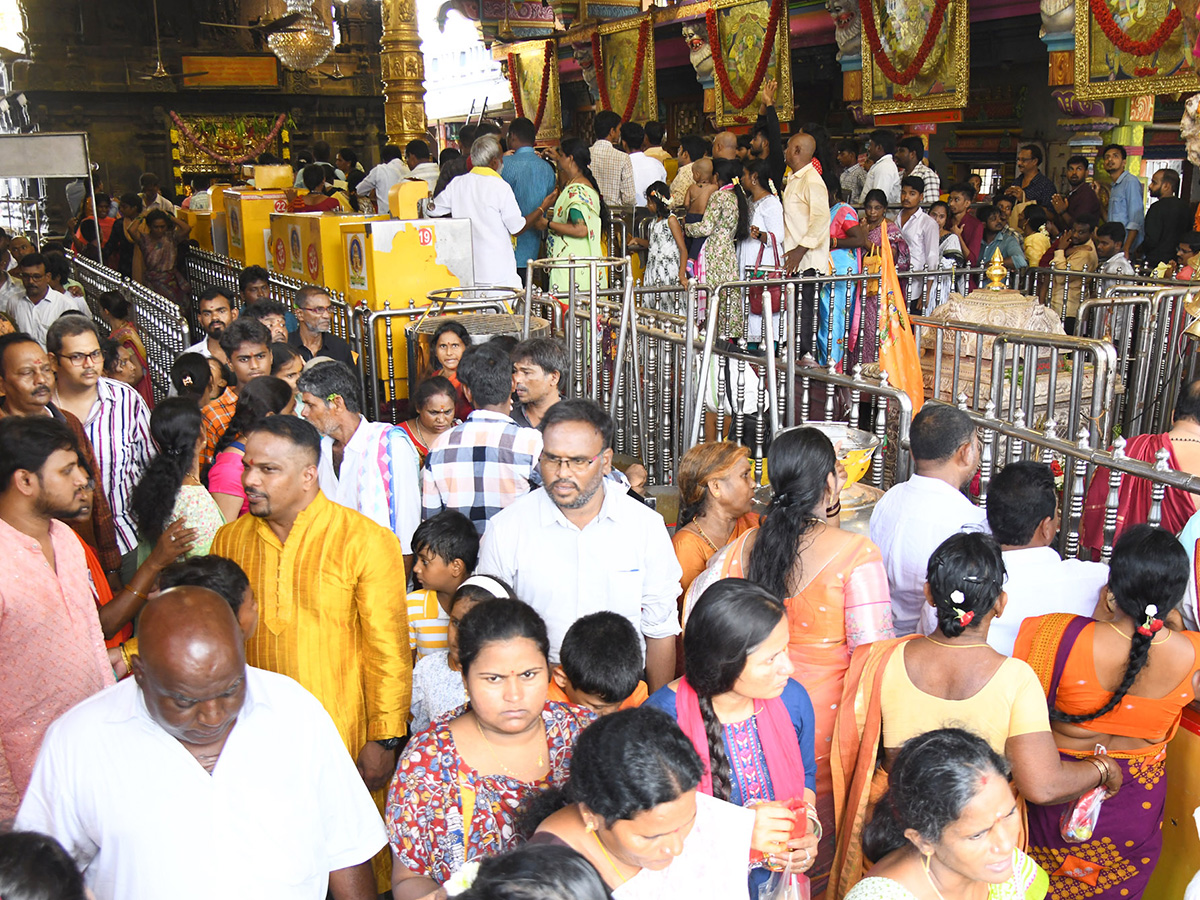 Huge Devotees Rush at Indrakeeladri photos15