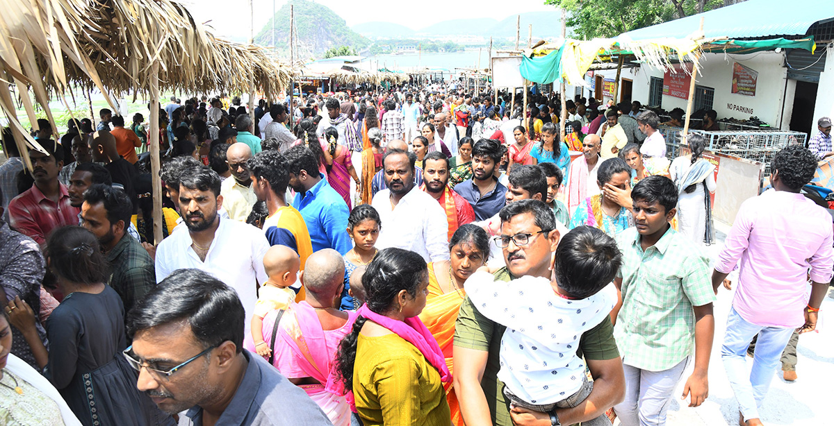 Huge Devotees Rush at Indrakeeladri photos2