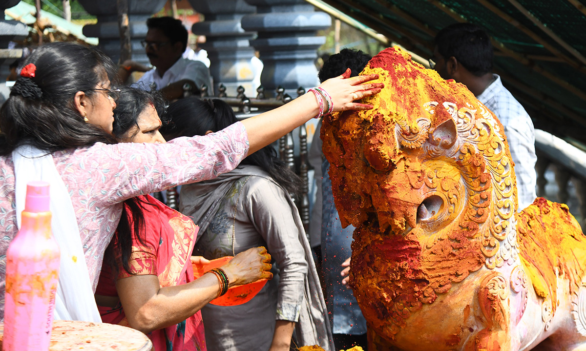 Huge Devotees Rush at Indrakeeladri photos4