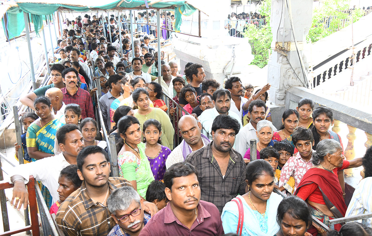 Huge Devotees Rush at Indrakeeladri photos5