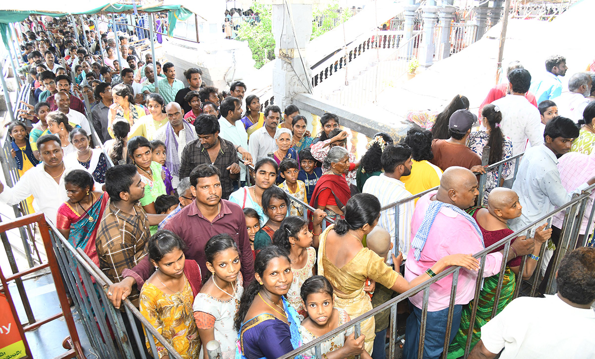 Huge Devotees Rush at Indrakeeladri photos6