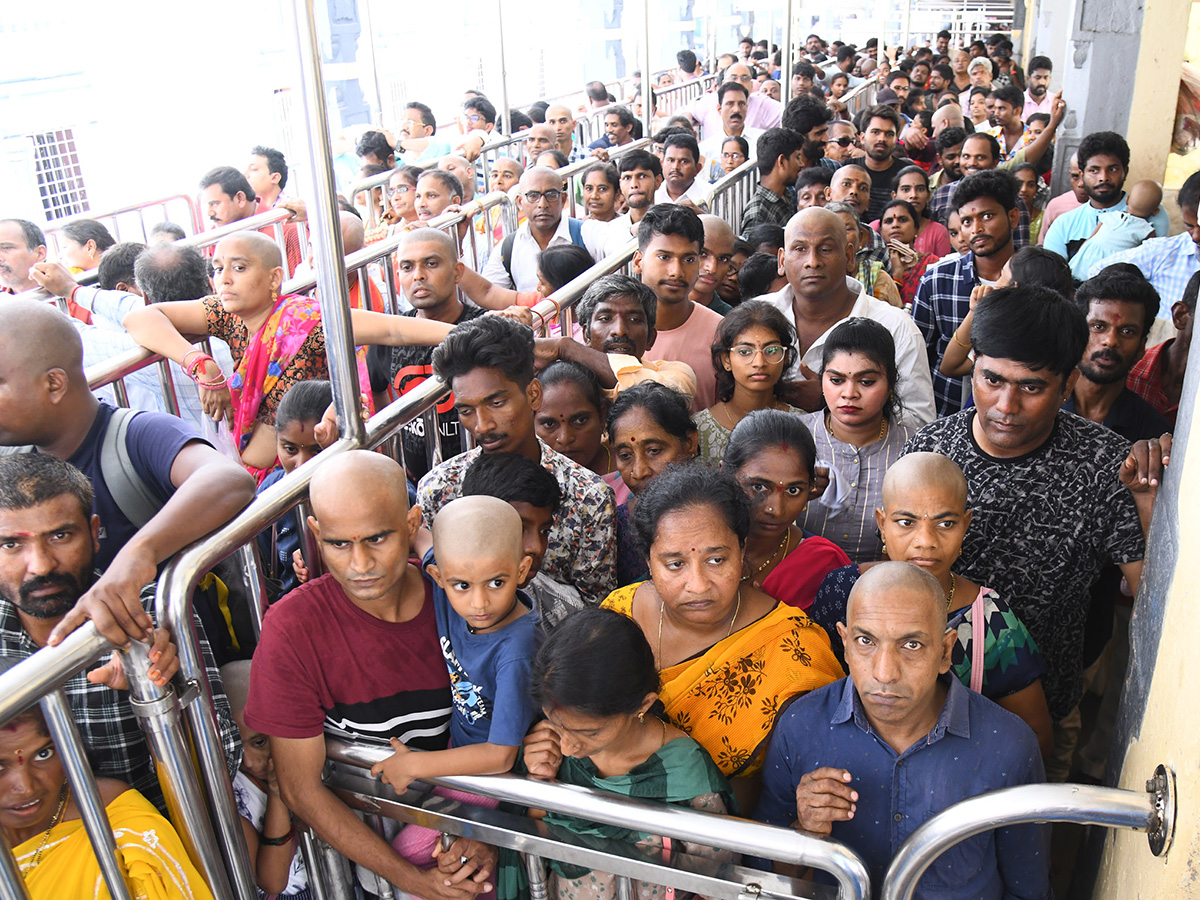 Huge Devotees Rush at Indrakeeladri photos9