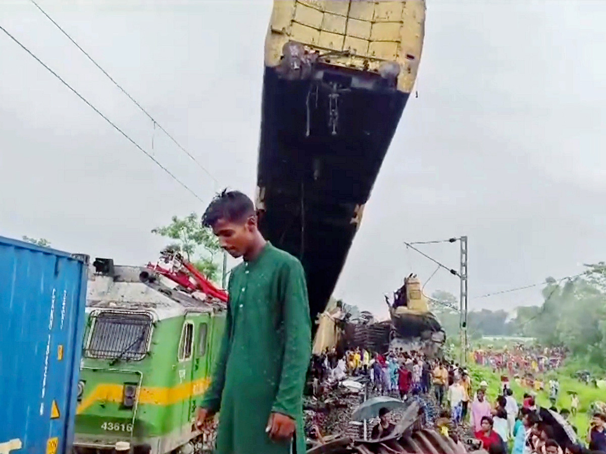 Kanchanjunga Express collided with a goods train photos10