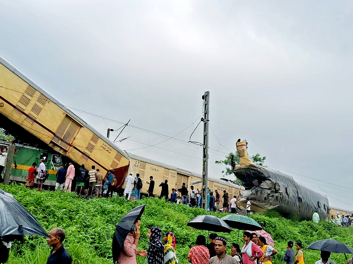 Kanchanjunga Express collided with a goods train photos11