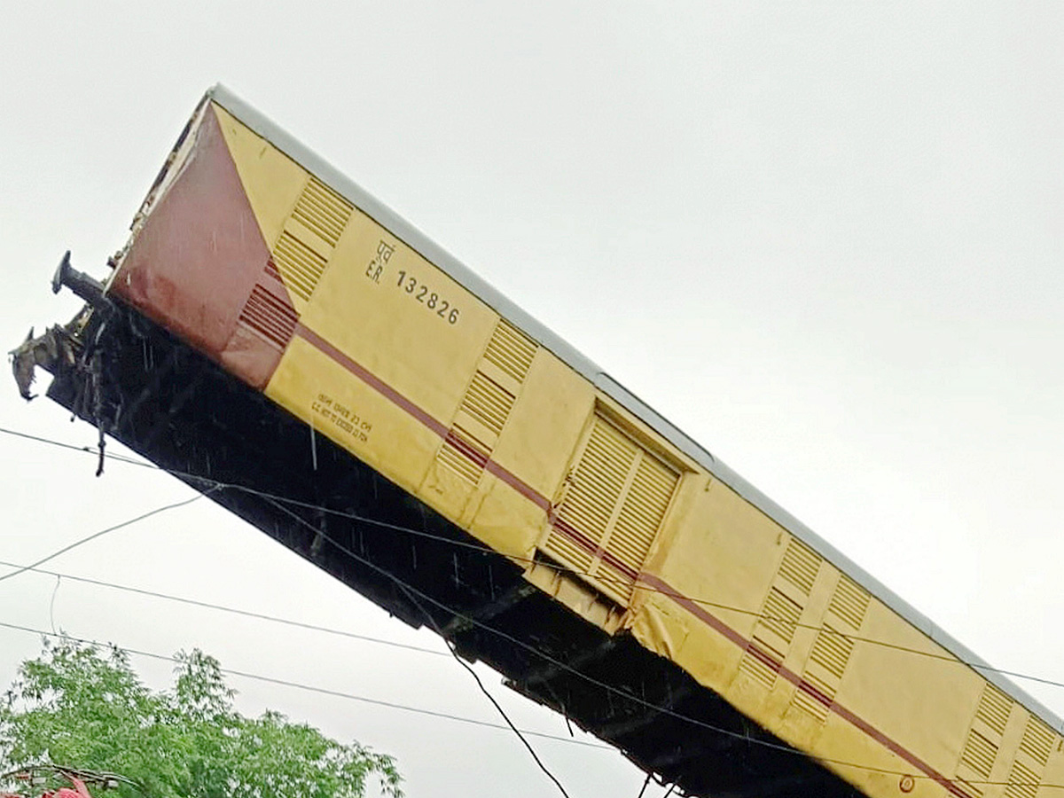 Kanchanjunga Express collided with a goods train photos12