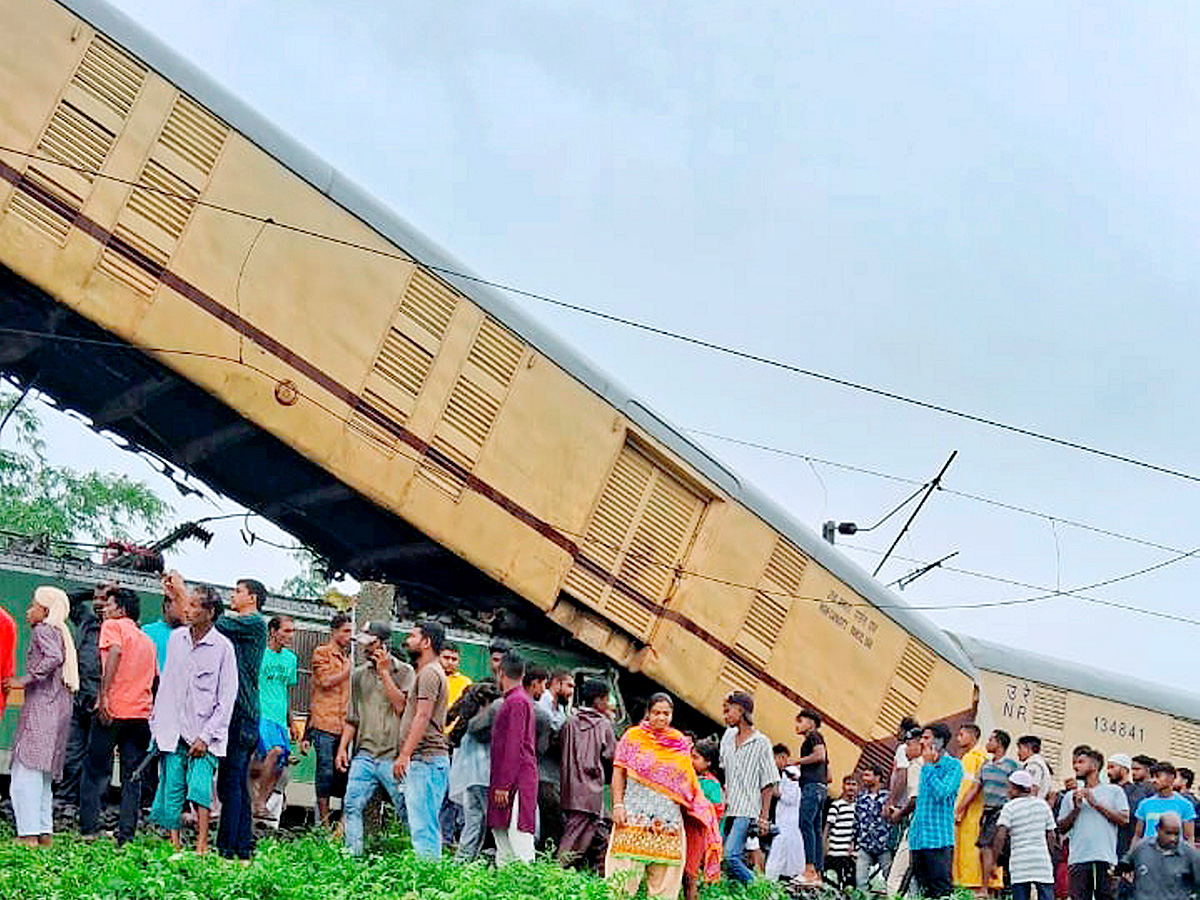 Kanchanjunga Express collided with a goods train photos13