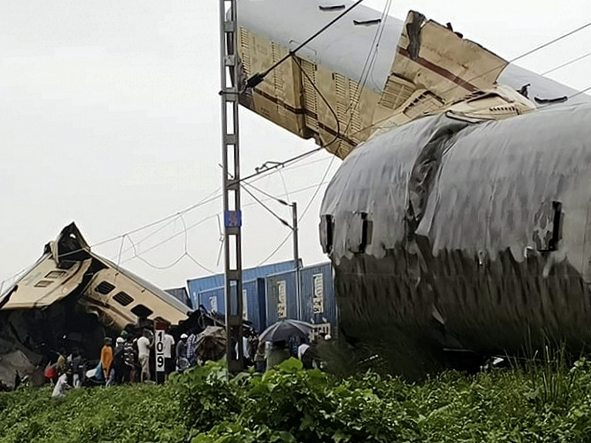 Kanchanjunga Express collided with a goods train photos14