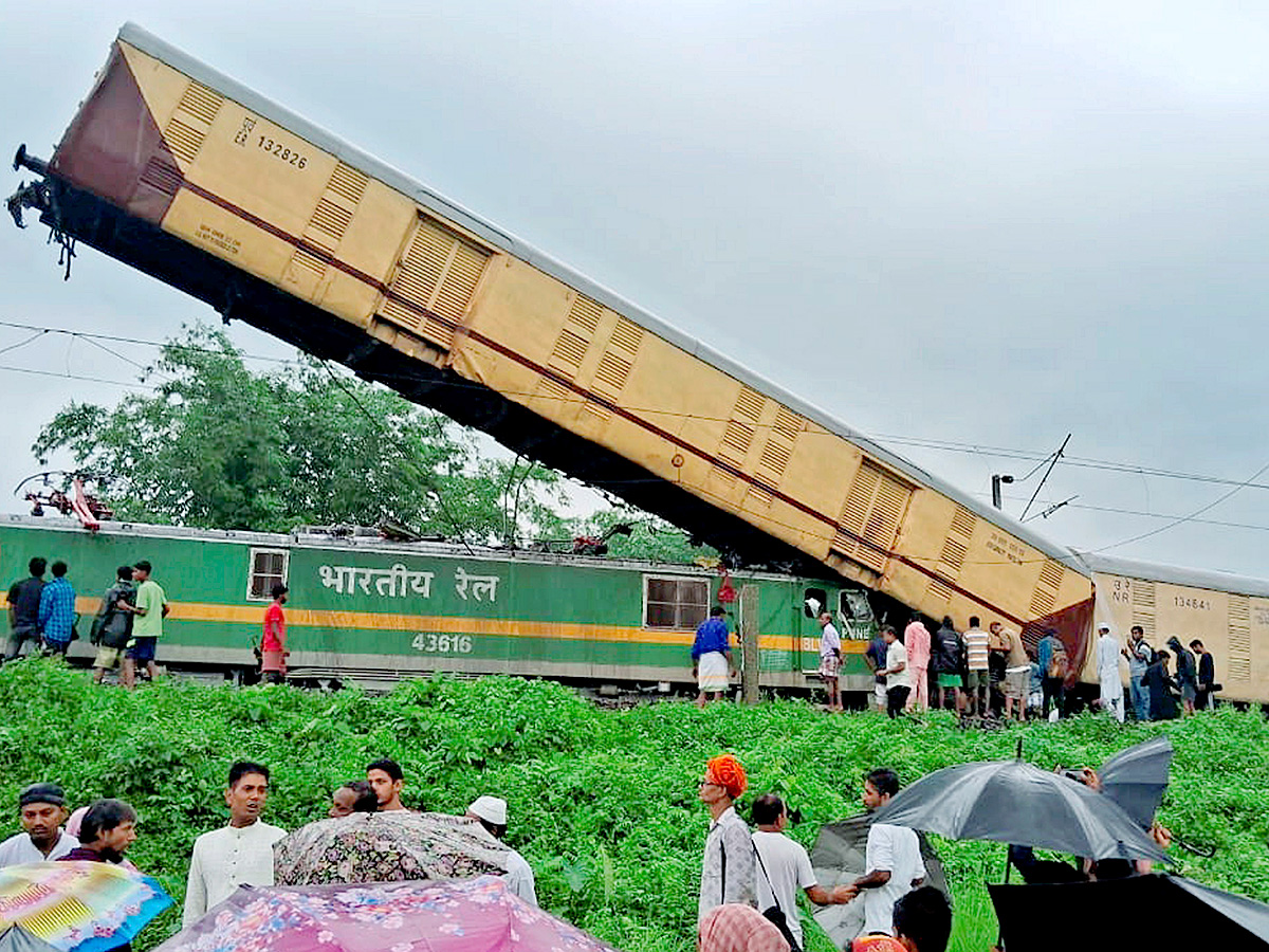 Kanchanjunga Express collided with a goods train photos15