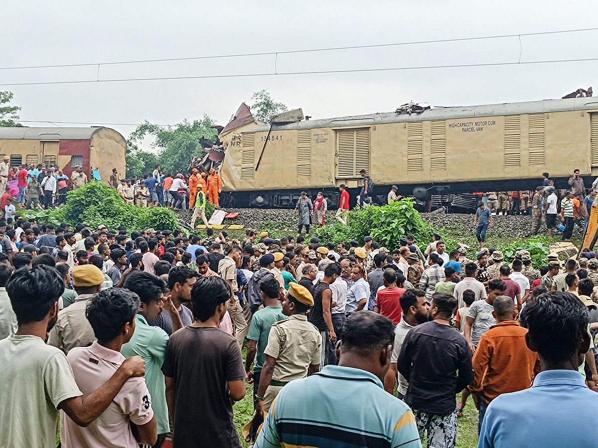 Kanchanjunga Express collided with a goods train photos16