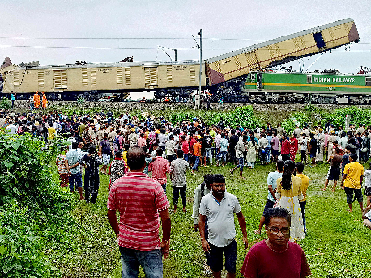 Kanchanjunga Express collided with a goods train photos17