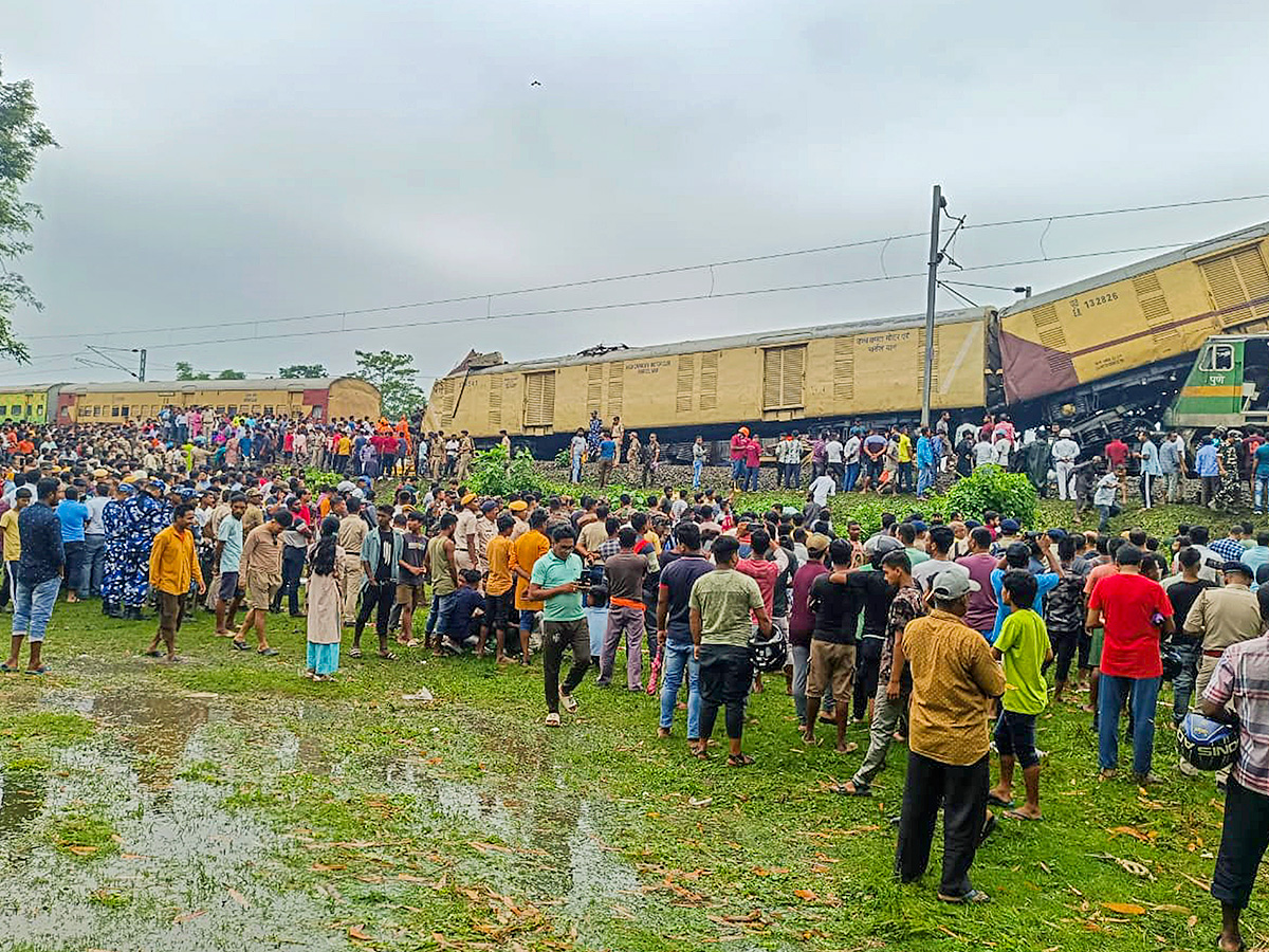 Kanchanjunga Express collided with a goods train photos2