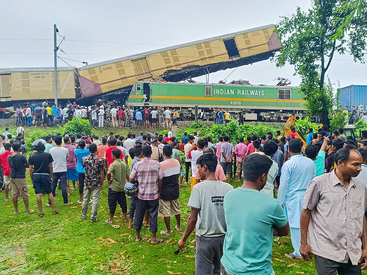 Kanchanjunga Express collided with a goods train photos3