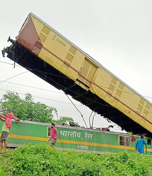 Kanchanjunga Express collided with a goods train photos4