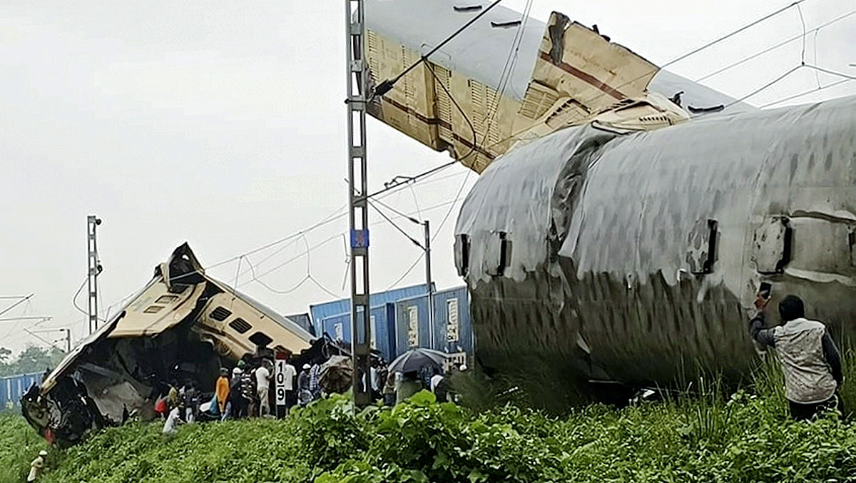 Kanchanjunga Express collided with a goods train photos5