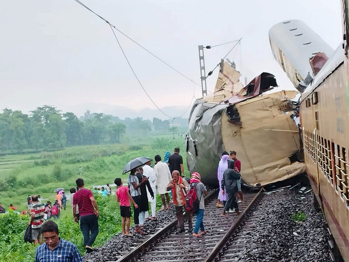 Kanchanjunga Express collided with a goods train photos8