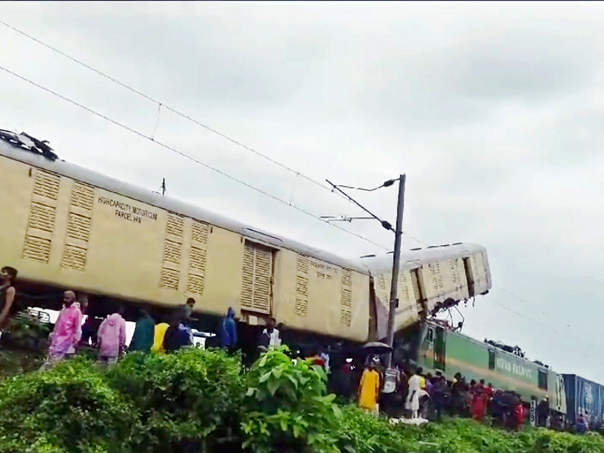 Kanchanjunga Express collided with a goods train photos9