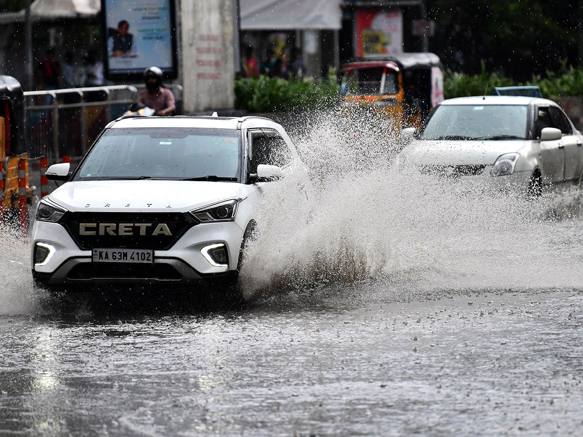 Heavy rain lashes most parts of Hyderabad Photos10