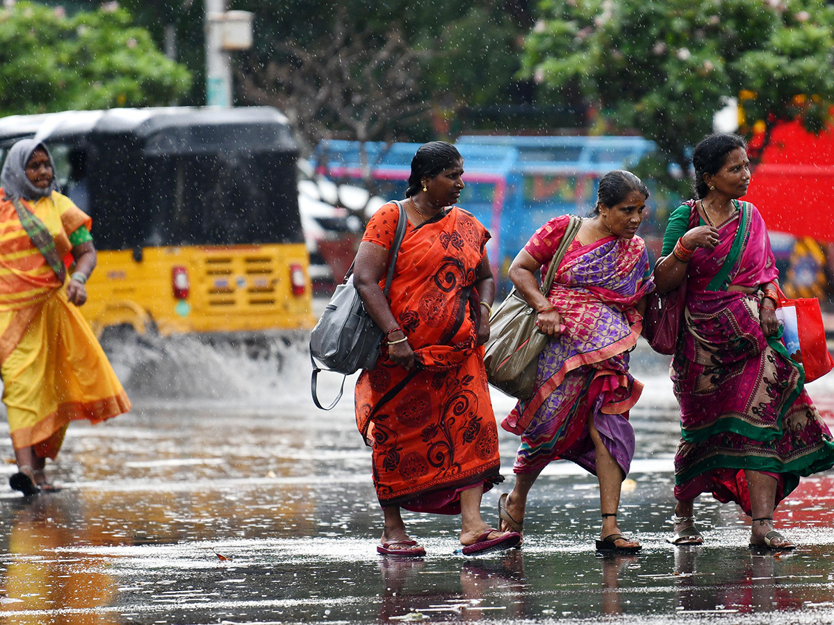 Heavy rain lashes most parts of Hyderabad Photos11