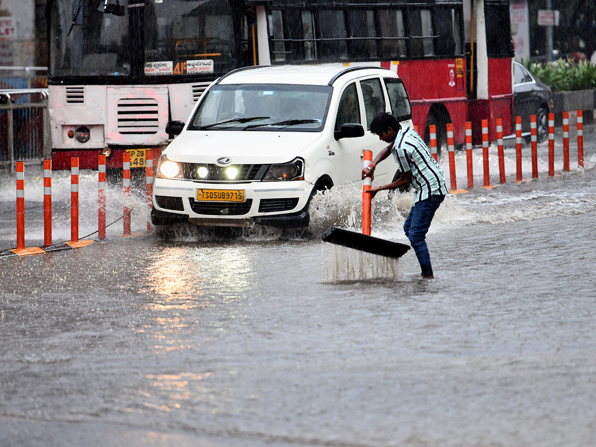 Heavy rain lashes most parts of Hyderabad Photos13