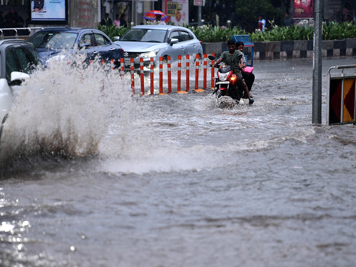 Heavy rain lashes most parts of Hyderabad Photos15