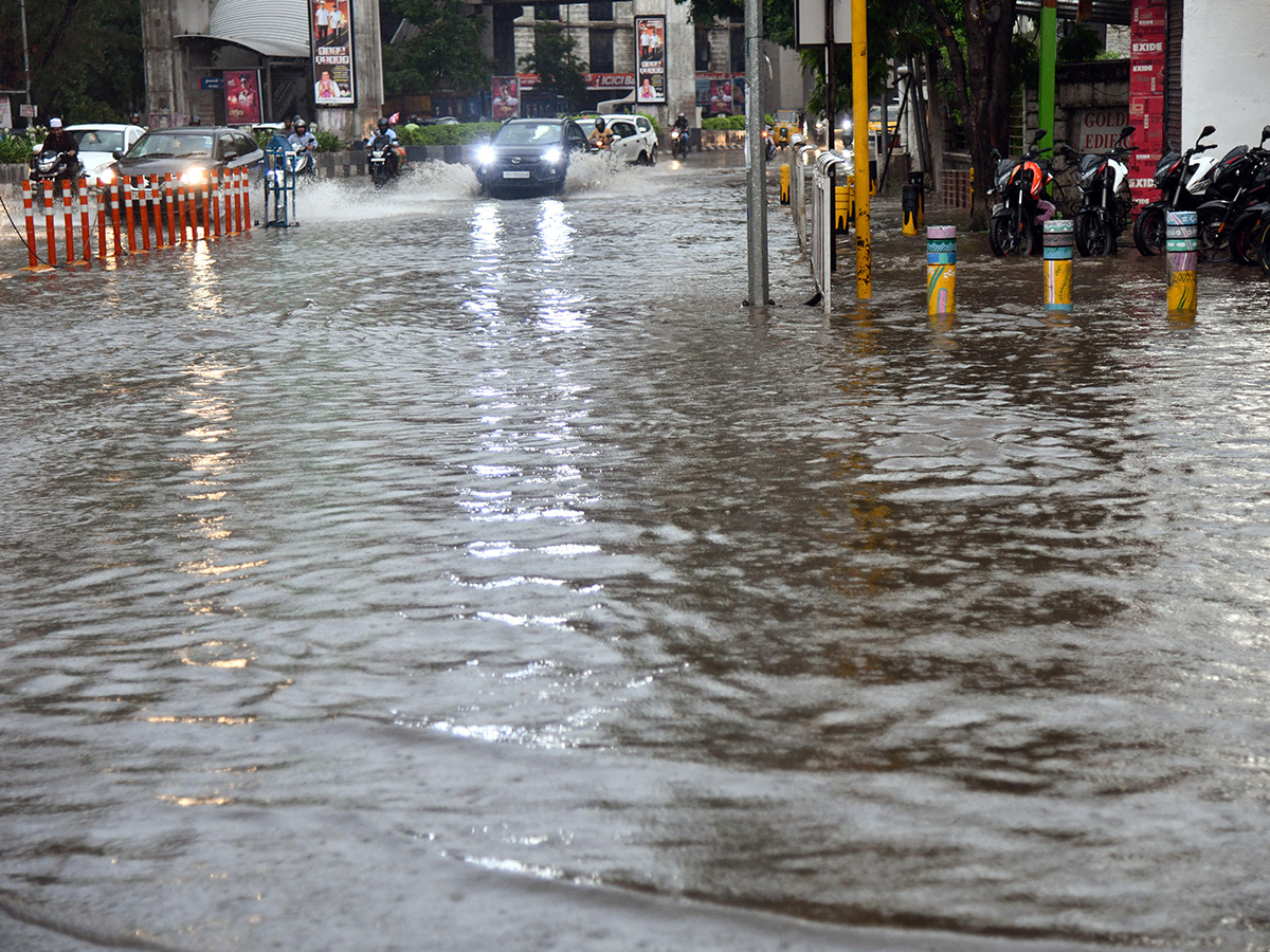 Heavy rain lashes most parts of Hyderabad Photos17