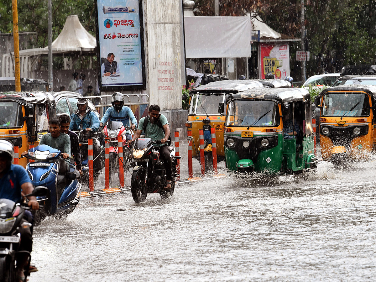 Heavy rain lashes most parts of Hyderabad Photos18