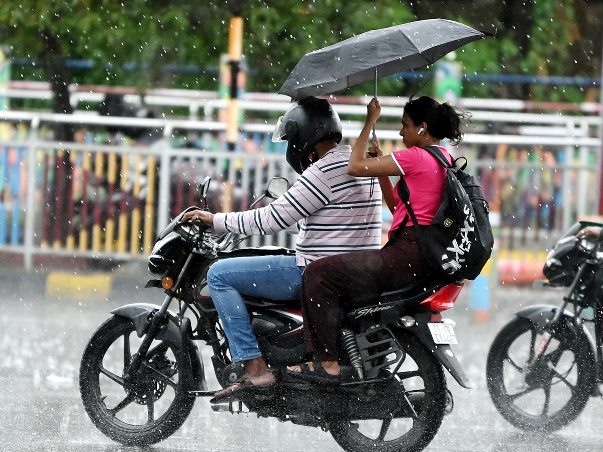 Heavy rain lashes most parts of Hyderabad Photos19