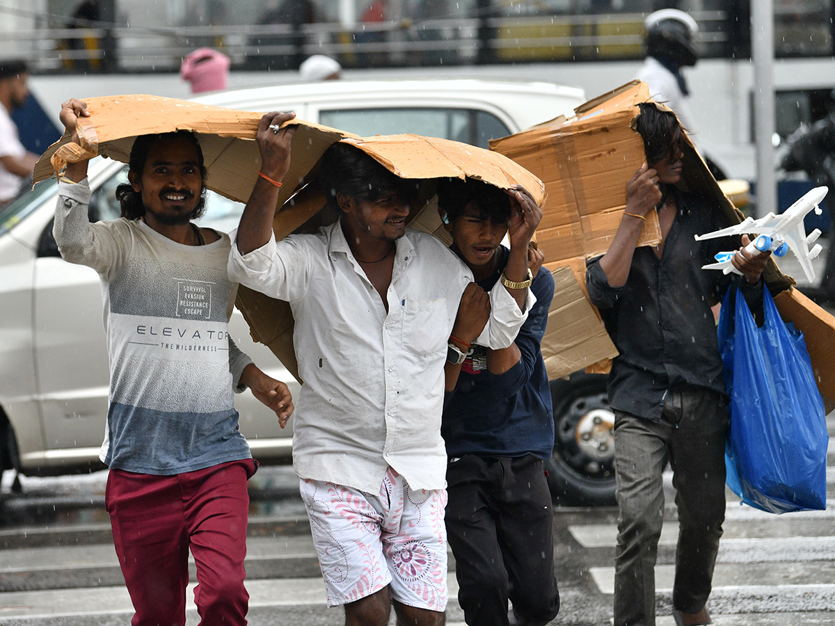 Heavy rain lashes most parts of Hyderabad Photos20